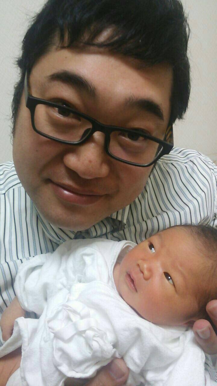 三拍子・久保と第1子の女児。