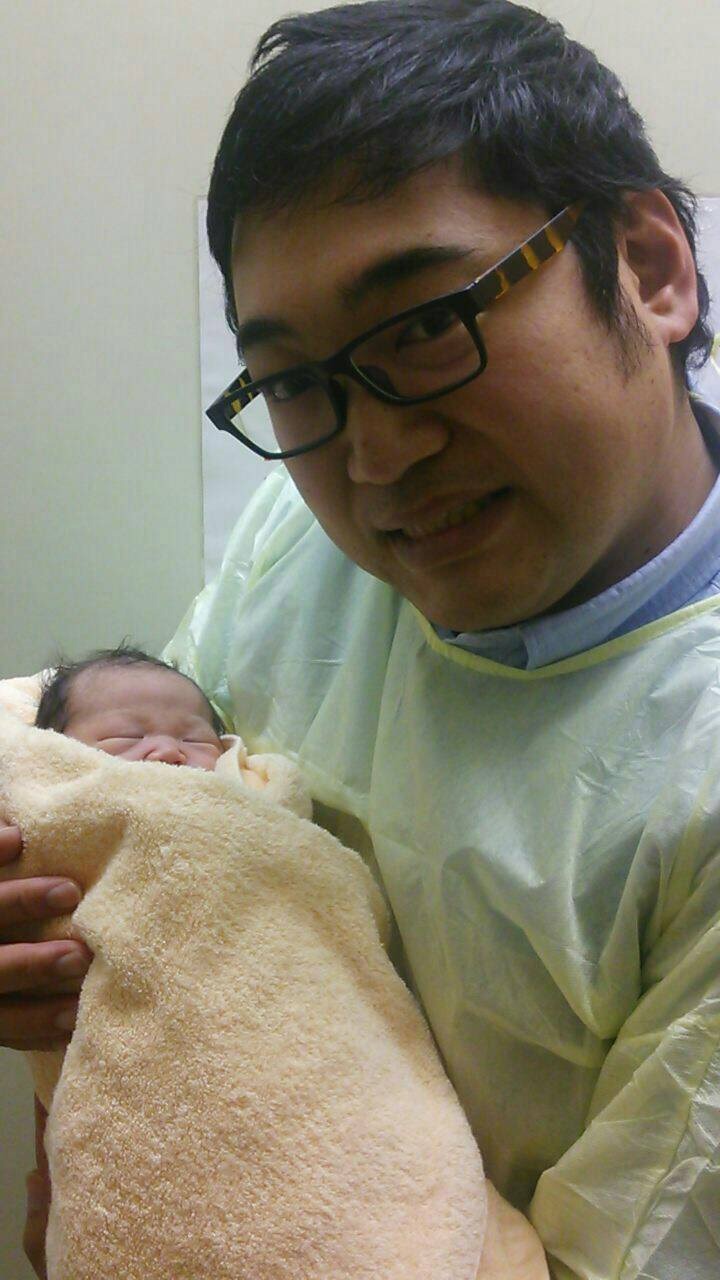 三拍子・久保と第1子の女児。
