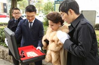 「55人の諭吉」ゲストのデヴィ夫人（中央）。(c)関西テレビ