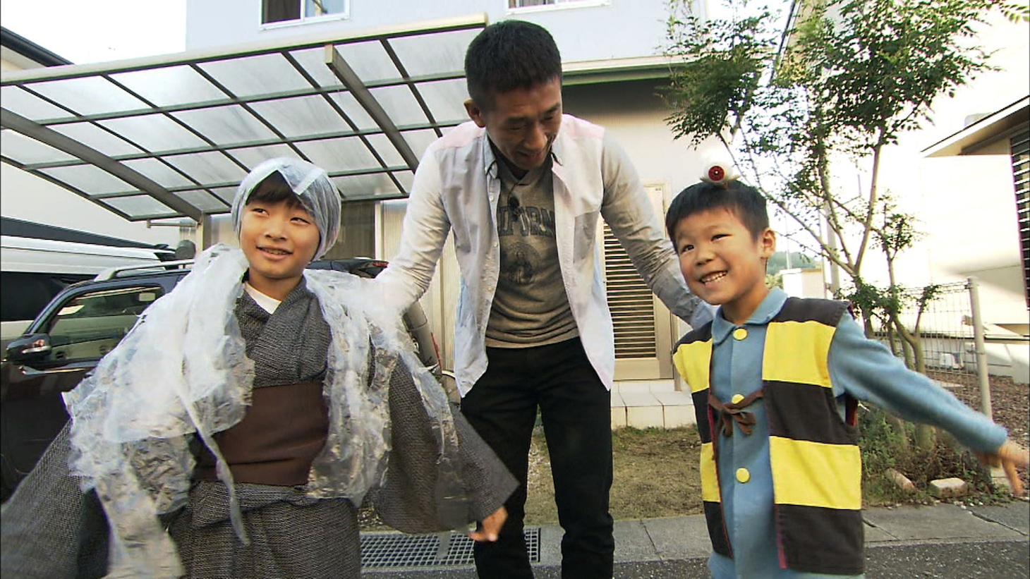 「探偵！ナイトスクープ」水木しげる大好き少年（右）と麒麟・田村（中央）。(c)ABC