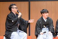 話を止められて物足りなそうな顔をする宮川大輔（左）。