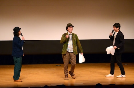 審査員長の片桐仁（中央）と、MCを務めたエレキコミック。