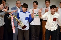 前回王者のホシカワと、相方トミドコロ（右）。