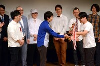 トロフィーをなぜかレッスン祐輝に返還するホシカワ。