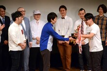 トロフィーをなぜかレッスン祐輝に返還するホシカワ。