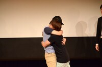 抱き合って喜ぶゴールドラッシュ。