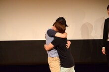 抱き合って喜ぶゴールドラッシュ。