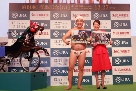 （左から）ジョッキー体験ができる馬型自転車と、とにかく明るい安村、西川史子。