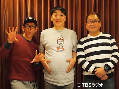 「ピエール瀧・ビビる大木 おっさんニュース年録2015」に出演する（左から）ビビる大木、ピエール瀧、TBSの中村尚登ニュースデスク。
