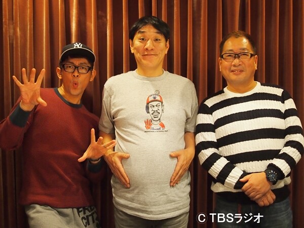 「ピエール瀧・ビビる大木 おっさんニュース年録2015」に出演する（左から）ビビる大木、ピエール瀧、TBSの中村尚登ニュースデスク。