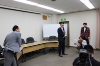 「ナイツのHIT商品会議室」で行われる始球式のワンシーン。(c)チバテレ