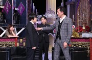 榎木孝明（右）の“気の力”を体験するバカリズム（左）。(c)日本テレビ