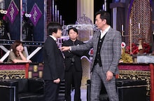 榎木孝明（右）の“気の力”を体験するバカリズム（左）。(c)日本テレビ