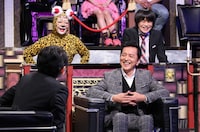 「有吉反省会 2015年反省人カレンダー公開SP」反省人の榎木孝明（右）。(c)日本テレビ