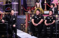 「有吉反省会 2015年反省人カレンダー公開SP」反省人の畠山健介（右から2人目）と日和佐篤（右）。(c)日本テレビ