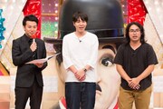 ピース綾部(左端)とロッチ。(c)テレビ東京