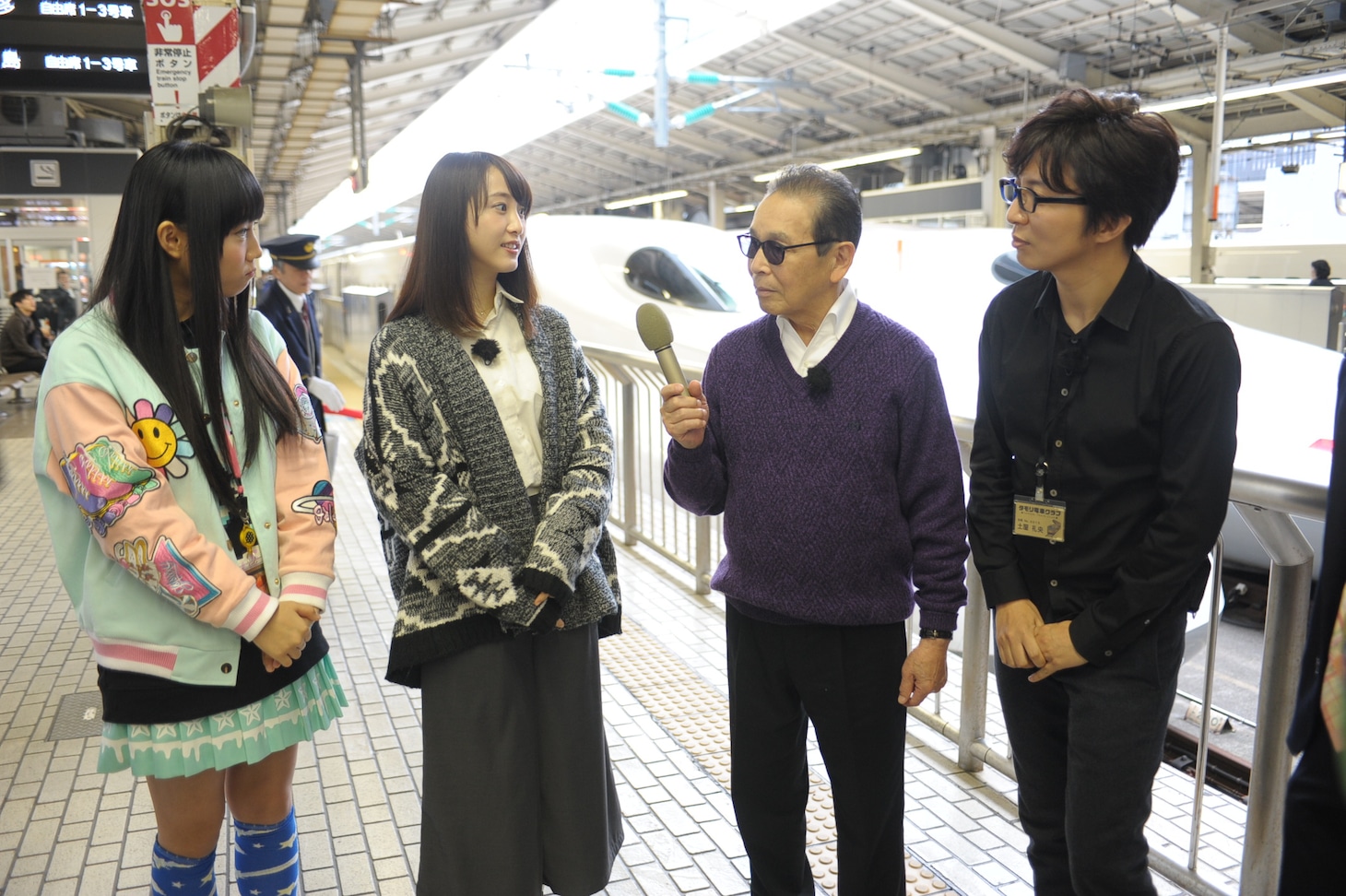 左から廣田あいか、松井玲奈、タモリ、土屋礼央。(c)テレビ朝日