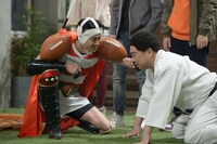 コント「スポーツ番長」に登場する堤真一とドランクドラゴン塚地（左から）。(c)NHK