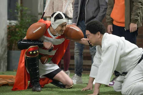 コント「スポーツ番長」に登場する堤真一とドランクドラゴン塚地（左から）。(c)NHK