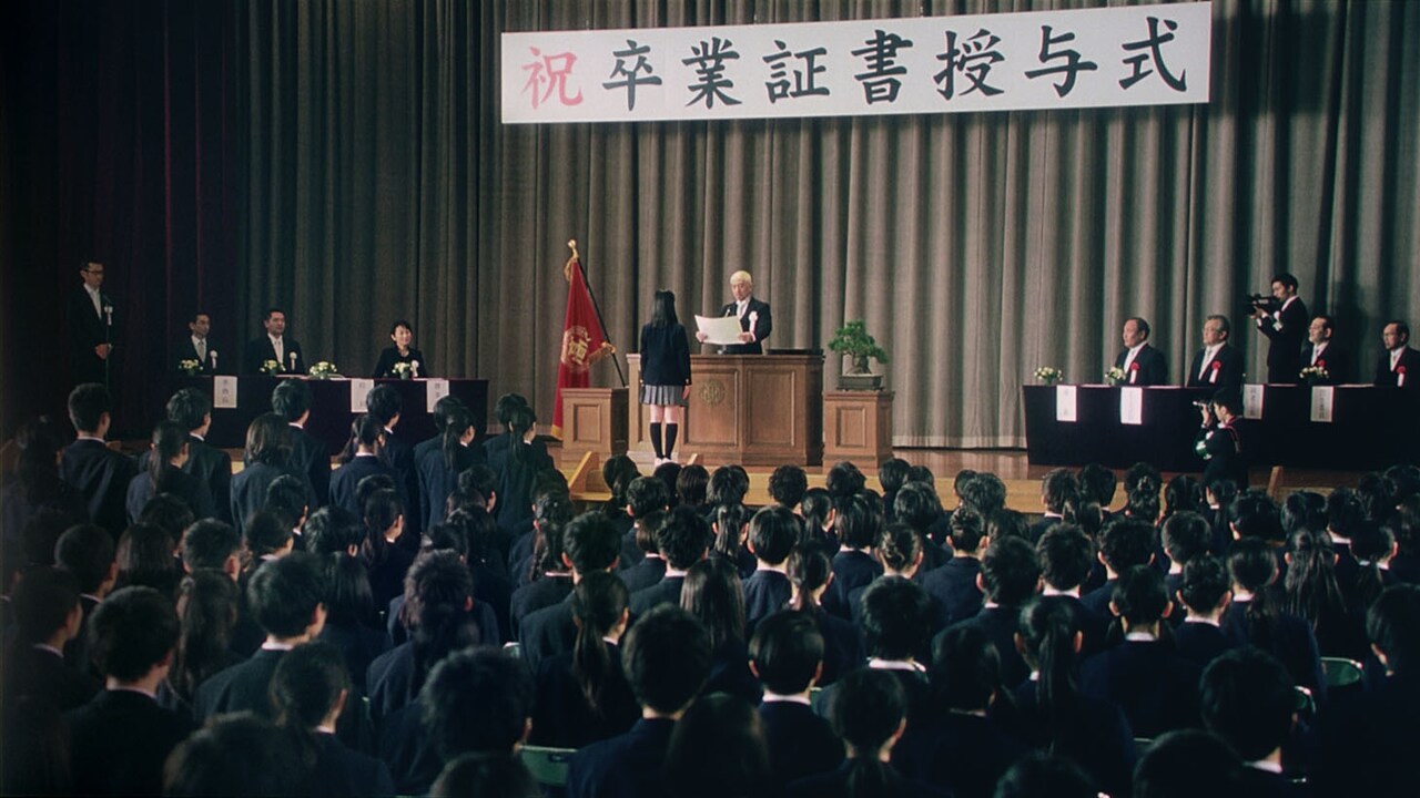 松本人志校長、涙する橋本環奈に卒業証書授与