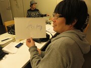 いけやの娘に似顔絵を書いてもらった押見。