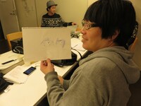 いけやの娘に似顔絵を書いてもらった押見。