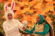 コント「うさぎとカメ」のワンシーン。(c)BSフジ