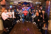 「ラジオな2人 リレー お正月スペシャル」に出演する（左から）渡辺直美、ハリセンボン、オリエンタルラジオ、ブラックマヨネーズ、千鳥、ピース。