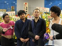 報道陣の質問に応じる（左から）ダイノジ、品川庄司。