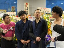 報道陣の質問に応じる（左から）ダイノジ、品川庄司。