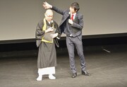 ドドん石田の毛玉を払う安田（右）。