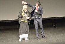 ドドん石田の毛玉を払う安田（右）。