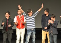 ライブ当日が誕生日であったことをアピールする磁石・永沢（中央）。