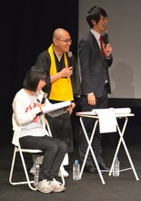 児島気奈代表とドドん石田、ドドん安田（手前から）。