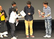 トロフィーと目録を授与される磁石（右から2人）。