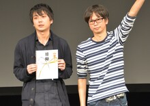 「K-PRO 2015 MVP大賞」で1位を獲得した磁石。左から佐々木、永沢。