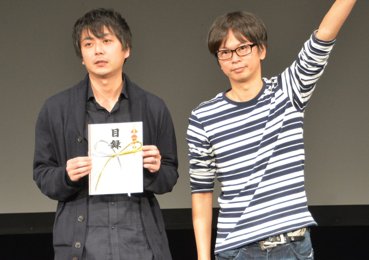 「K-PRO 2015 MVP大賞」で1位を獲得した磁石。左から佐々木、永沢。
