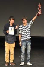 「K-PRO 2015 MVP大賞」で1位を獲得した磁石。左から佐々木、永沢。