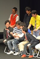 トロフィーに名前が刻んであることに盛り上がる出演者たち。