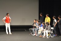 新ギャグに全員からダメ出しされるエルシャラカーニしろう（左）。