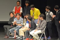 FKDZに新メンバー加入を提案する磁石・永沢（手前左から2人目）。