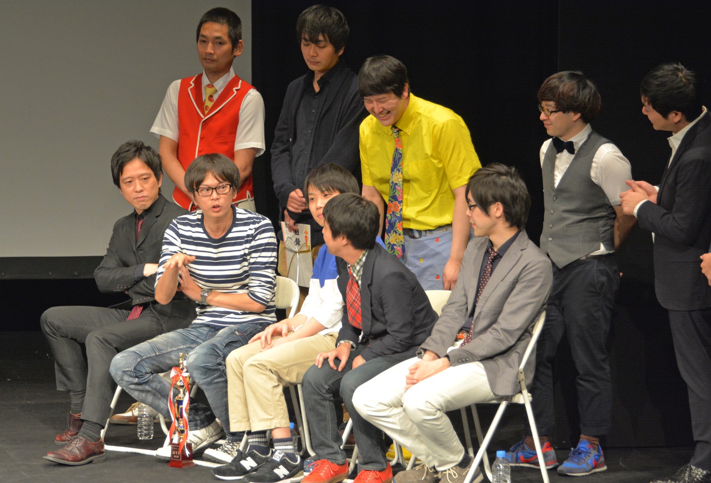 FKDZに新メンバー加入を提案する磁石・永沢（手前左から2人目）。