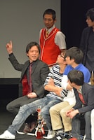 「清和漫才協会」について語るエルシャラカーニ清和（左）。