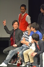 「清和漫才協会」について語るエルシャラカーニ清和（左）。