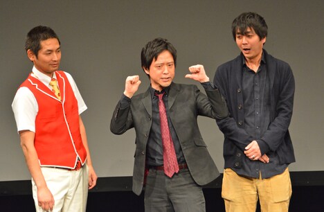 名言「アイム漫才」を披露するエルシャラカーニ清和（中央）。