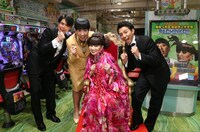 「芸能界2大女帝パチンコ対決」に登場する（左から）平成ノブシコブシ吉村、和田アキ子、黒柳徹子、ピース綾部。(c)テレビ朝日