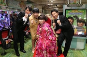「芸能界2大女帝パチンコ対決」に登場する(左から)平成ノブシコブシ吉村、和田アキ子、黒柳徹子、ピース綾部。(c)テレビ朝日