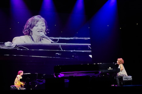 （左から）清水ミチコ、矢野顕子。(c)WOWOW