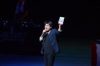 羽田圭介になりきるレイザーラモンRG。