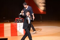 総合司会を務めた浅越ゴエ。